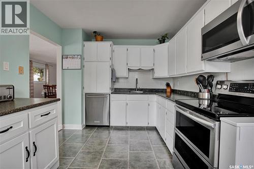 1104 Mcmillan Avenue, Saskatoon, SK - Indoor Photo Showing Kitchen