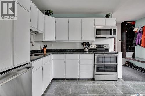 1104 Mcmillan Avenue, Saskatoon, SK - Indoor Photo Showing Kitchen