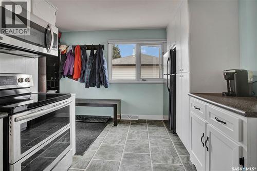 1104 Mcmillan Avenue, Saskatoon, SK - Indoor Photo Showing Kitchen