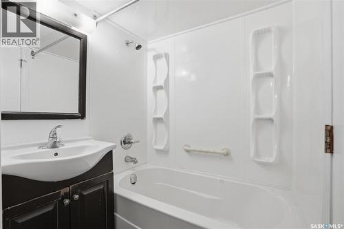 1044 East Centre, Saskatoon, SK - Indoor Photo Showing Bathroom