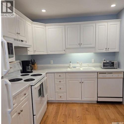 205 2244 Smith Street, Regina, SK - Indoor Photo Showing Kitchen