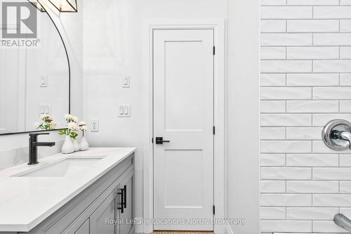15 Pinecone Avenue, Tiny, ON - Indoor Photo Showing Bathroom