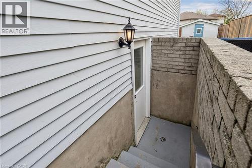 Separate entrance to basement - 31 Mayfair Drive, Welland, ON - Outdoor