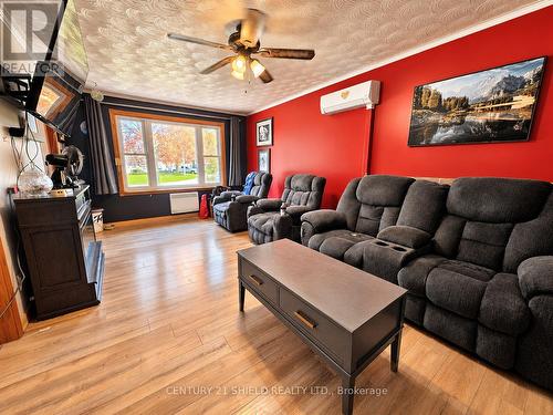 37 Kingslea Crescent, Cornwall, ON - Indoor Photo Showing Living Room