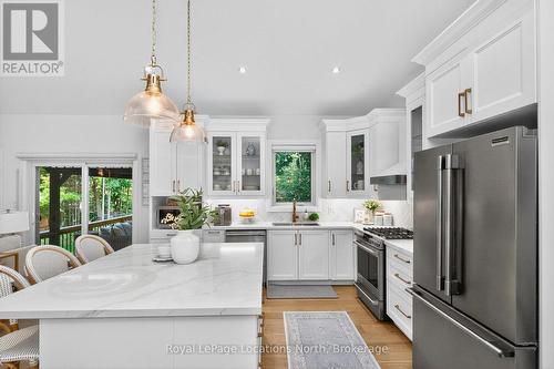 15 Pinecone Avenue, Tiny, ON - Indoor Photo Showing Kitchen With Upgraded Kitchen