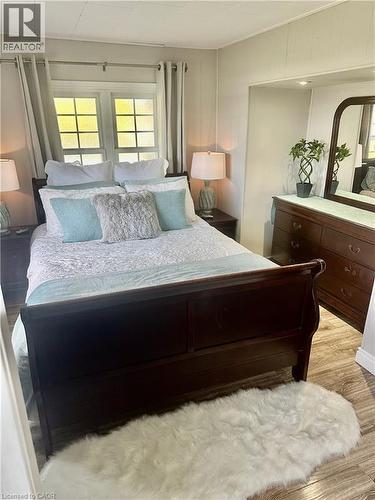 11 Lake Avenue, Cambridge, ON - Indoor Photo Showing Bedroom