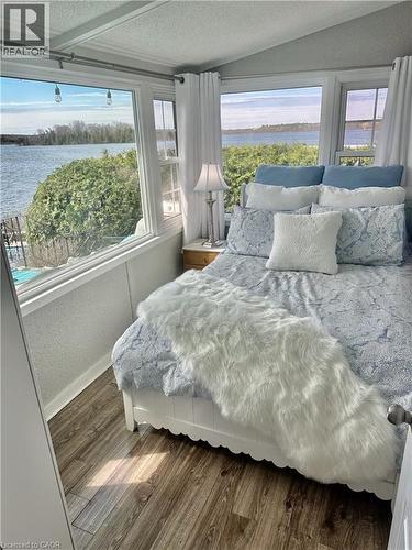 11 Lake Avenue, Cambridge, ON - Indoor Photo Showing Bedroom