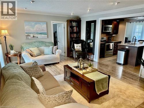 11 Lake Avenue, Cambridge, ON - Indoor Photo Showing Living Room