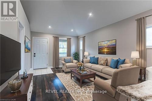 222 Kensington Avenue N, Hamilton, ON - Indoor Photo Showing Living Room