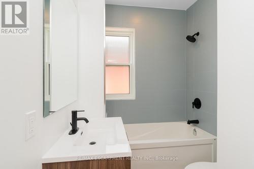 127 Victoria Avenue S, Hamilton, ON - Indoor Photo Showing Bathroom