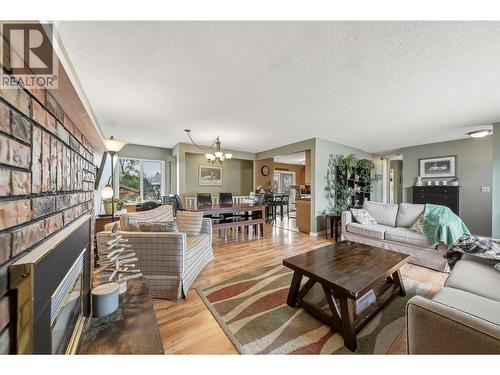 1125 Halston Avenue, Kamloops, BC - Indoor Photo Showing Living Room