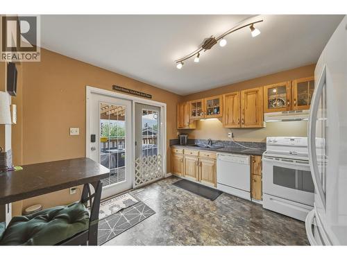 1125 Halston Avenue, Kamloops, BC - Indoor Photo Showing Kitchen