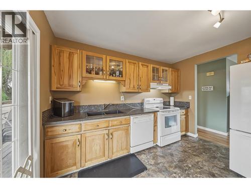 1125 Halston Avenue, Kamloops, BC - Indoor Photo Showing Kitchen With Double Sink