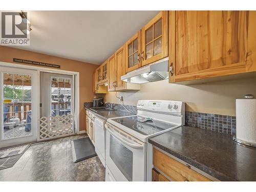 1125 Halston Avenue, Kamloops, BC - Indoor Photo Showing Kitchen