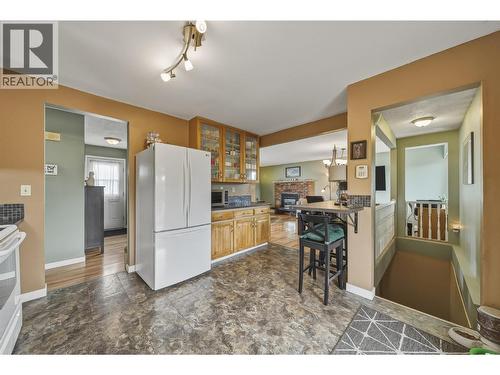1125 Halston Avenue, Kamloops, BC - Indoor Photo Showing Kitchen