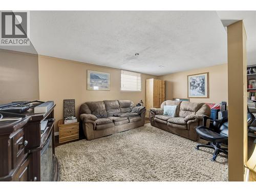1125 Halston Avenue, Kamloops, BC - Indoor Photo Showing Living Room