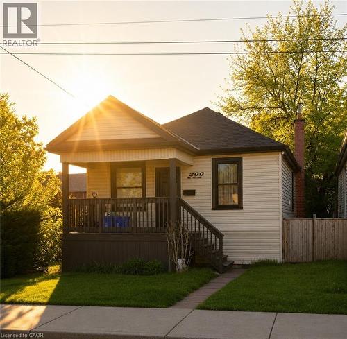 222 Kensington Avenue N, Hamilton, ON - Outdoor With Deck Patio Veranda
