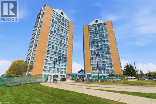 25 TRAILWOOD Drive Unit# 2206  Mississauga, ON L4Z 3K9