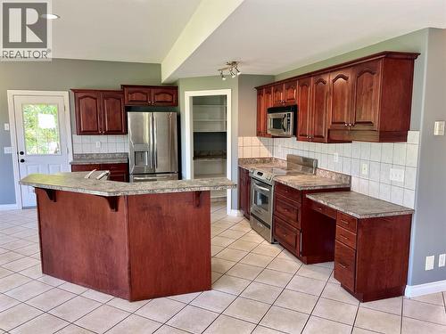 1830 Stepp Pit Road, Sicamous, BC - Indoor Photo Showing Kitchen