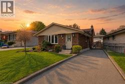 10 BOSWORTH Crescent  Kitchener, ON N2E 1Z1