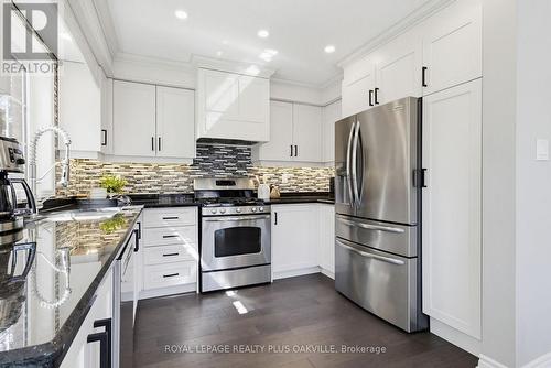 5200 Des Jardines Drive, Burlington, ON - Indoor Photo Showing Kitchen With Upgraded Kitchen