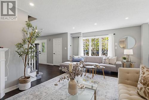 5200 Des Jardines Drive, Burlington, ON - Indoor Photo Showing Living Room