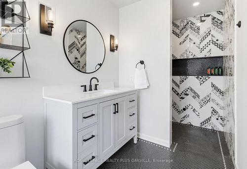 5200 Des Jardines Drive, Burlington, ON - Indoor Photo Showing Bathroom