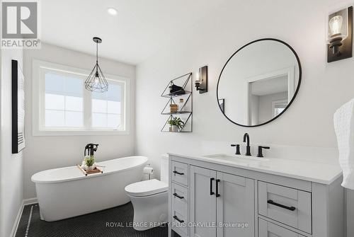 5200 Des Jardines Drive, Burlington, ON - Indoor Photo Showing Bathroom