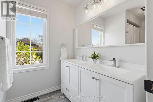 5200 Des Jardines Drive, Burlington, ON - Indoor Photo Showing Bathroom
