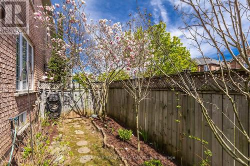 5200 Des Jardines Drive, Burlington, ON - Outdoor