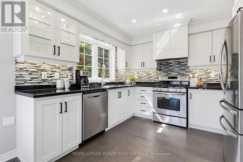 5200 Des Jardines Drive, Burlington, ON - Indoor Photo Showing Kitchen With Upgraded Kitchen