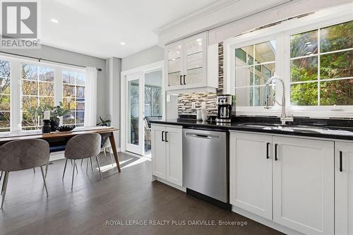 5200 Des Jardines Drive, Burlington, ON - Indoor Photo Showing Kitchen