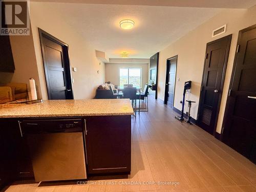 1711 - 1235 Richmond Street, London East (East B), ON - Indoor Photo Showing Kitchen
