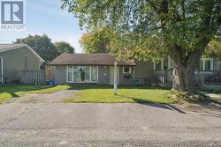 (EAST) - 351 WINNIFRED DRIVE Georgina, ON L4P 3B6