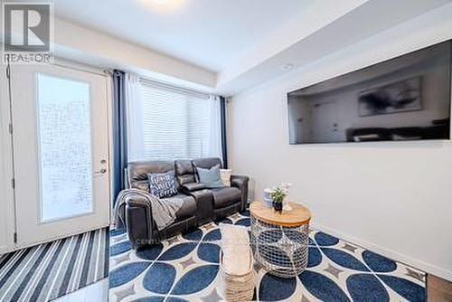 302 - 1711 Pure Springs Boulevard E, Pickering, ON - Indoor Photo Showing Living Room