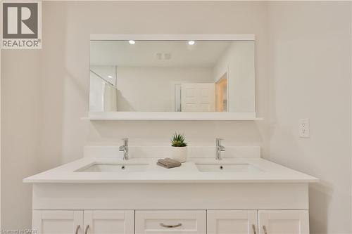 431 Naomi Crescent, Mississauga, ON - Indoor Photo Showing Bathroom