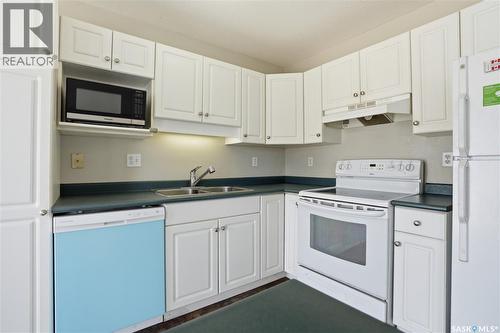 35 110 Keevil Crescent, Saskatoon, SK - Indoor Photo Showing Kitchen With Double Sink