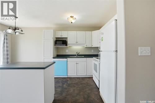 35 110 Keevil Crescent, Saskatoon, SK - Indoor Photo Showing Kitchen With Double Sink