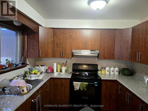 7585 Wrenwood Crescent, Mississauga, ON - Indoor Photo Showing Kitchen