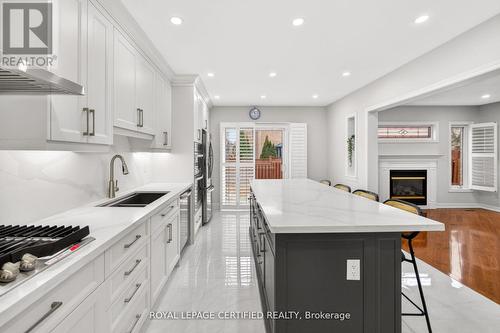 643 Garden Walk, Mississauga, ON - Indoor Photo Showing Kitchen With Double Sink With Upgraded Kitchen