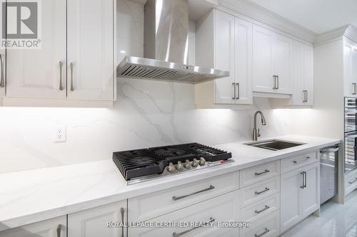 643 Garden Walk, Mississauga, ON - Indoor Photo Showing Kitchen With Upgraded Kitchen