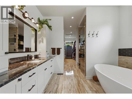 2200 Cortina Drive, Kelowna, BC - Indoor Photo Showing Bathroom