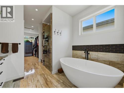 2200 Cortina Drive, Kelowna, BC - Indoor Photo Showing Bathroom