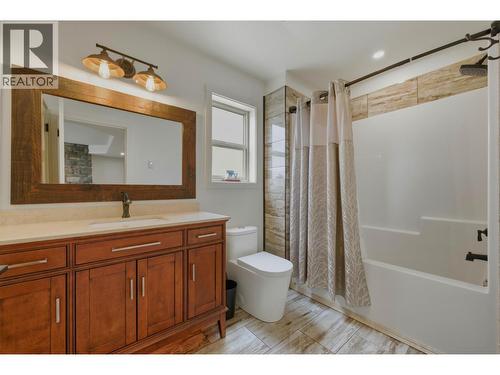 2200 Cortina Drive, Kelowna, BC - Indoor Photo Showing Bathroom