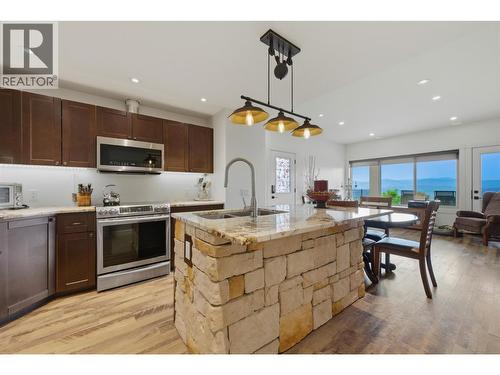 2200 Cortina Drive, Kelowna, BC - Indoor Photo Showing Kitchen With Double Sink With Upgraded Kitchen