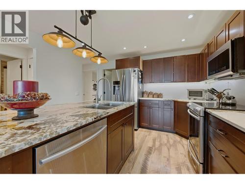2200 Cortina Drive, Kelowna, BC - Indoor Photo Showing Kitchen With Double Sink With Upgraded Kitchen