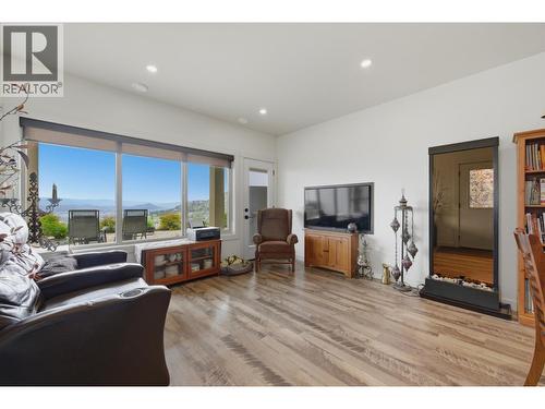 2200 Cortina Drive, Kelowna, BC - Indoor Photo Showing Living Room