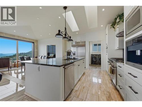 2200 Cortina Drive, Kelowna, BC - Indoor Photo Showing Kitchen With Upgraded Kitchen