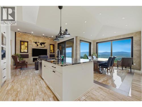 2200 Cortina Drive, Kelowna, BC - Indoor