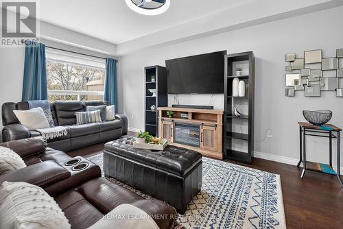 11 - 8 Lakelawn Road, Grimsby, ON - Indoor Photo Showing Living Room